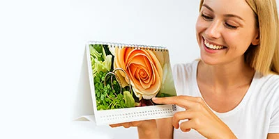 Frau beim Tischkalender selbst gestalten
